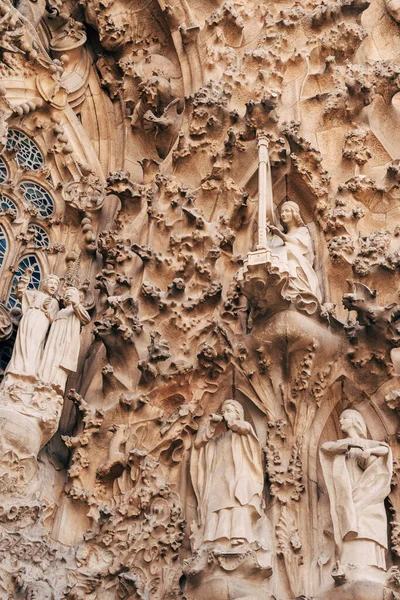 Sculptures et statues sur la façade du bâtiment de la Sagrada Familia. — Photo