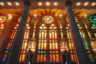 Barcelona, İspanya 'daki Sagrada Familia' nın içinde lekeli camlar var..