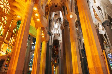 Sagrada Familia iç mekanları - Barcelona, İspanya 'da sütunlar, mahzenler, vitray ve tavan.
