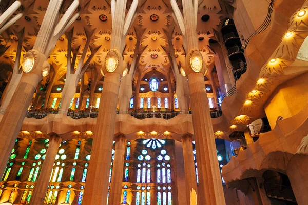 Innenräume der Sagrada Familia - Säulen, Gewölbe, Glasmalerei und Decken in Barcelona, Spanien. — Stockfoto
