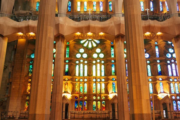 Glasfenster von der Sagrada Familia in Barcelona, Spanien. — Stockfoto