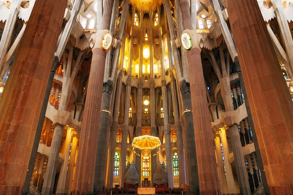 Innenräume der Sagrada Familia - Säulen, Gewölbe, Glasmalerei und Decken in Barcelona, Spanien. — Stockfoto