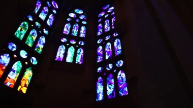 Barcelona, İspanya 'daki Sagrada Familia' nın içinde lekeli camlar var..