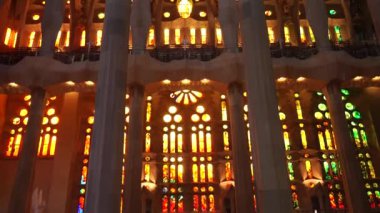 Barcelona, İspanya 'daki Sagrada Familia' nın içinde lekeli camlar var..