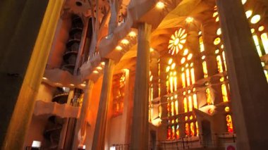 Barcelona, İspanya 'daki Sagrada Familia' nın içinde lekeli camlar var..