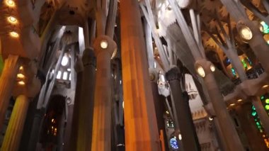 Sagrada Familia iç mekanları - Barcelona, İspanya 'da sütunlar, mahzenler, vitray ve tavan.
