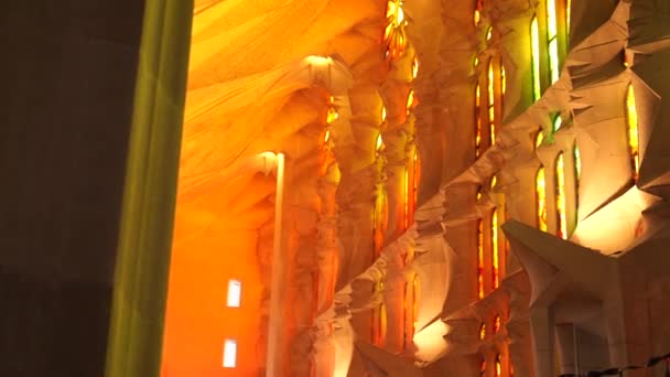Interiéry Sagrada Familia - sloupy, klenby, vitráže a stropy v Barceloně, Španělsko. — Stock video