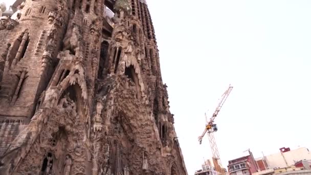 De gevel van de Sagrada Familia Kerstmis in Barcelona. — Stockvideo