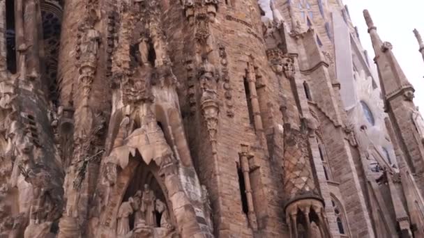 Η πρόσοψη της Χριστουγεννιάτικης Sagrada Familia στη Βαρκελώνη. — Αρχείο Βίντεο