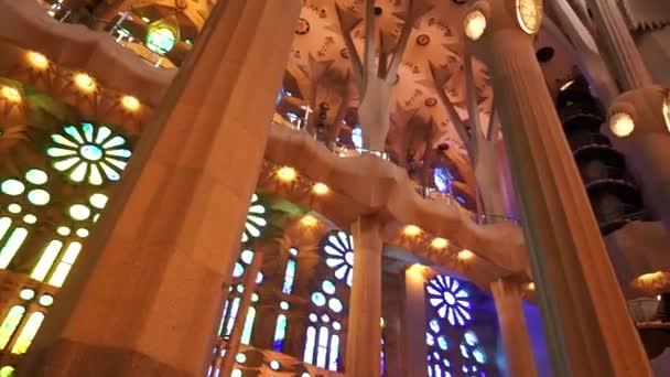 Wnętrza kościoła Sagrada Familia - kolumny, sklepienia, witraże i sufit w Barcelonie, Hiszpania. — Wideo stockowe