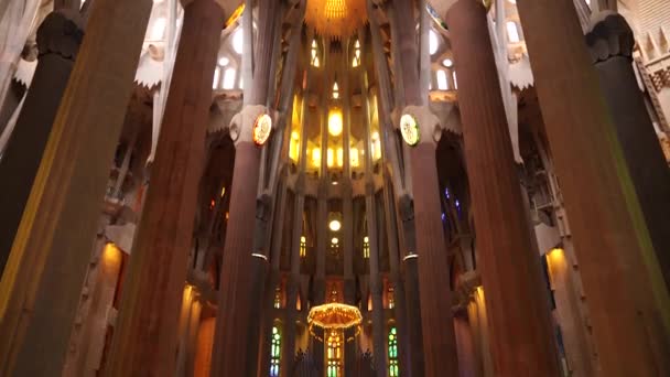 Ołtarz główny kościoła Sagrada Familia znajduje się w prezbiterium, platformie, która stoi dwa metry nad podłogą bazyliki wyznaczone przez dziesięć kolumn — Wideo stockowe