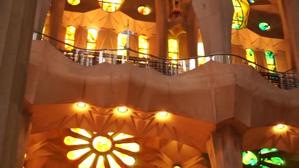 Interiores de la Sagrada Familia - columnas, bóvedas, vidrieras y techos en Barcelona, España . — Vídeos de Stock