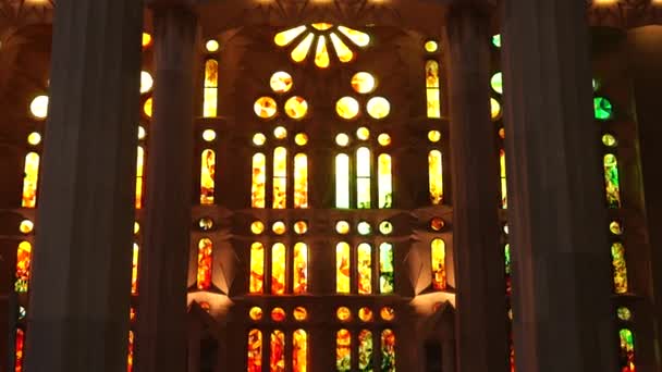 Foltos ablakok belülről a Sagrada Familia Barcelonában, Spanyolország. — Stock videók