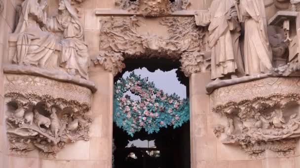 La fachada de la Sagrada Familia de Navidad en Barcelona . — Vídeo de stock