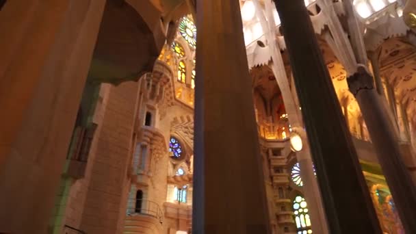 Sagrada Familia interiörer - pelare, valv, målat glas och tak i Barcelona, Spanien. — Stockvideo