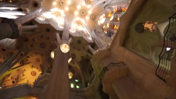 Интерьеры Sagrada Familia - колонны, своды, витражи и потолок в Барселоне, Испания . — стоковое видео