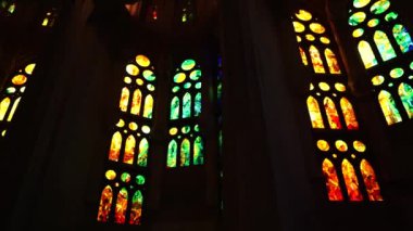 Barcelona, İspanya 'daki Sagrada Familia' nın içinde lekeli camlar var..