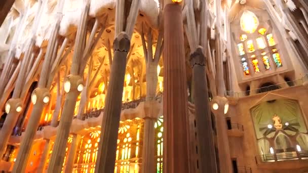 Interiores da Sagrada Família - colunas, abóbadas, vitrais e teto em Barcelona, Espanha . — Vídeo de Stock