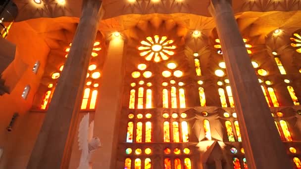 Janelas manchadas de dentro da Sagrada Família em Barcelona, Espanha . — Vídeo de Stock