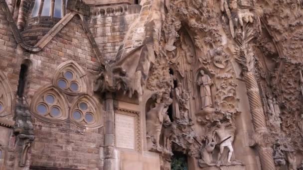 Η πρόσοψη της Χριστουγεννιάτικης Sagrada Familia στη Βαρκελώνη. — Αρχείο Βίντεο