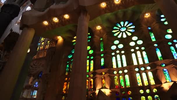 Foltos ablakok belülről a Sagrada Familia Barcelonában, Spanyolország. — Stock videók