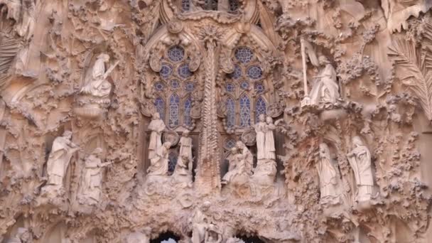 Η πρόσοψη της Χριστουγεννιάτικης Sagrada Familia στη Βαρκελώνη. — Αρχείο Βίντεο