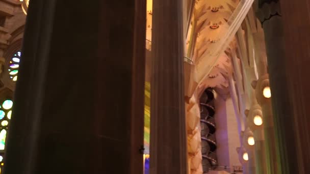 Interieur van de Sagrada Familia - zuilen, gewelven, glas in lood en plafond in Barcelona, Spanje. — Stockvideo