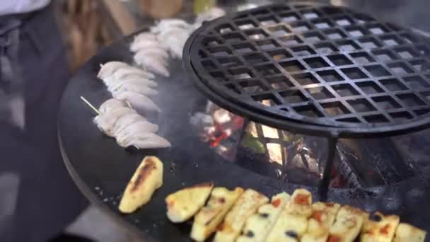 シェフは木製の串焼きにイカを焼く. — ストック動画