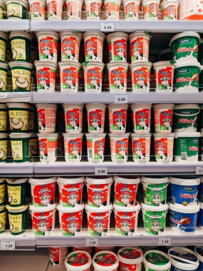 Podgorica, Karadağ - 02 Temmuz 2020: Süpermarket buzdolabının raflarında ekşi krema konserveleri.