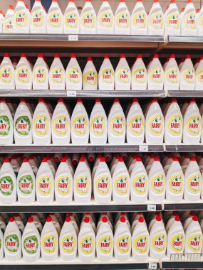 Podgorica, Karadağ - 02 Temmuz 2020: Süpermarketteki raflarda bulaşık için Perili deterjan şişeleri.