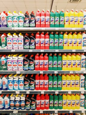Podgorica, Karadağ - 02 Temmuz 2020: Klorlu şişeler - Domestos, mağazadaki raflarda.