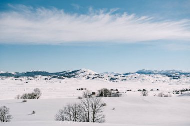 Karadağ 'daki Zabljak' taki karla kaplı dağ zirveleri Durmitor Ulusal Parkı.