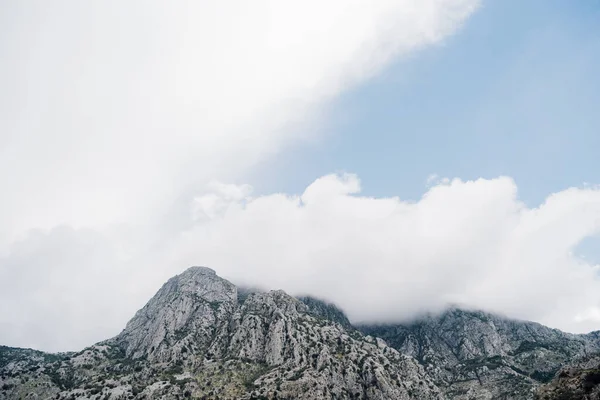 Die Gipfel der felsigen Berge in Boka Kotorska, in Montenegro, in der Bucht von Kotor. — Stockfoto