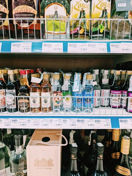 Podgorica, Montenegro - 02 july 2020: Пляшки горілки на полицях у супермаркеті в Європі.. — стокове фото