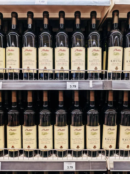 Podgorica, Monténégro - 02 juillet 2020 : Supermarché stand avec bouteilles de vin Plantaze. — Photo
