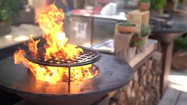 Rund grill med platt rostning. Rund grill i mitten med brasa. — Stockvideo