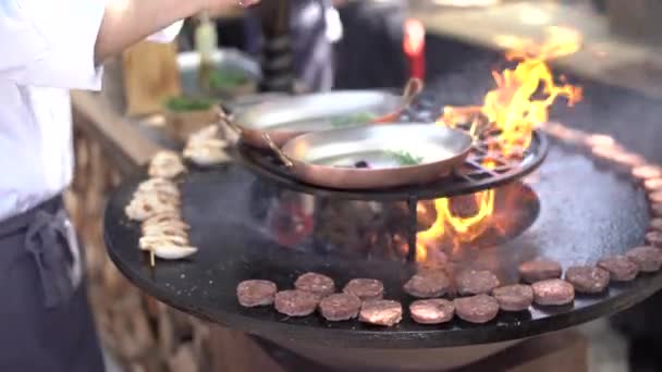 El chef grills albóndigas para mini hamburguesas en la parrilla . — Vídeos de Stock