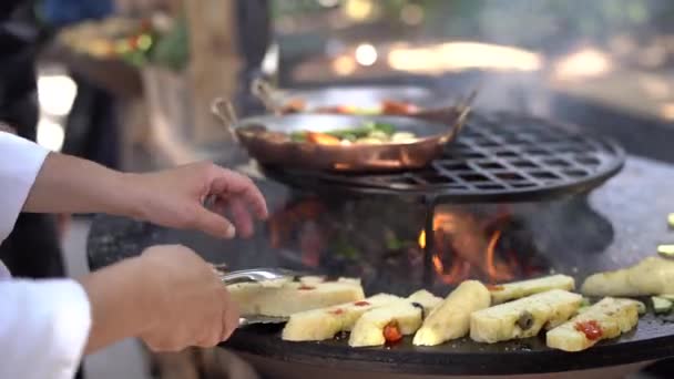 Nahaufnahme von gerösteten Focaccia auf dem Grill. — Stockvideo