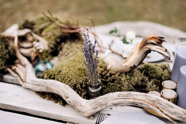 Buket lavender kering dalam botol kecil pada tamasya romantis dengan dekorasi meja, lilin, cabang kering dan lumut di Islandia — Stok Foto