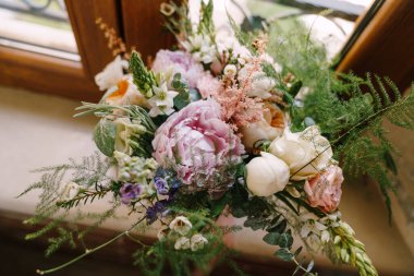 Krema buketi, pembe şakayıklar, östoma, balmumu, astilbe, limonyum, okaliptüs ağacı dalları, mattiola, penceresinde krema şeritleri olan kuşkonmaz.