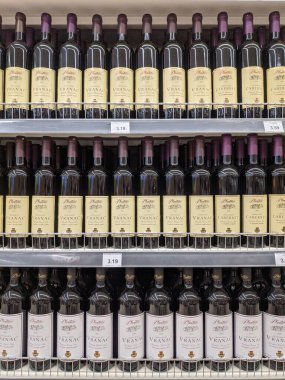 Podgorica, Karadağ - 02 Temmuz 2020: Şarap şişeleriyle süpermarkette durun.