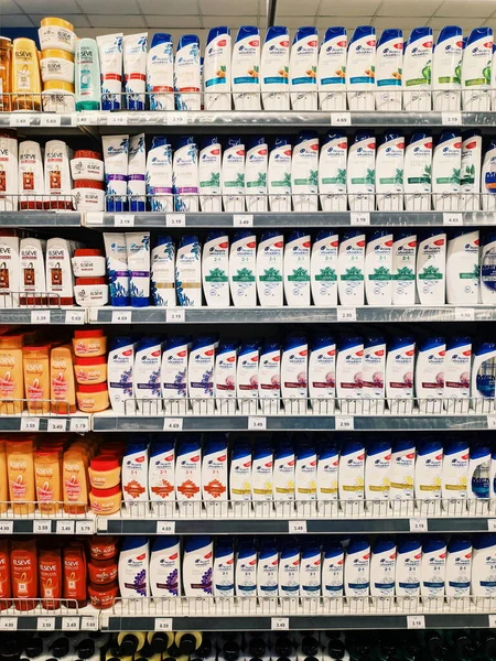 Podgorica, Monténégro - 02 juillet 2020 : Bouteilles de tête et épaules de shampooing sur les étagères du magasin. L'intérieur de la fenêtre du supermarché. — Photo