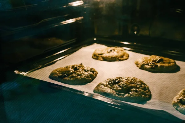 Американское печенье готовят в духовке, типа через стекло . — стоковое фото