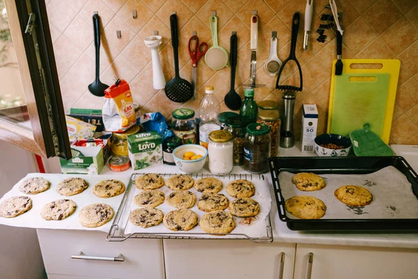 Tres bandejas para hornear con galletas americanas ya hechas en la mesa de la cocina . —  Fotos de Stock