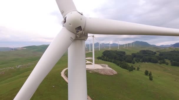 Un primer plano de las palas del rotor y de la turbina eólica . — Vídeos de Stock