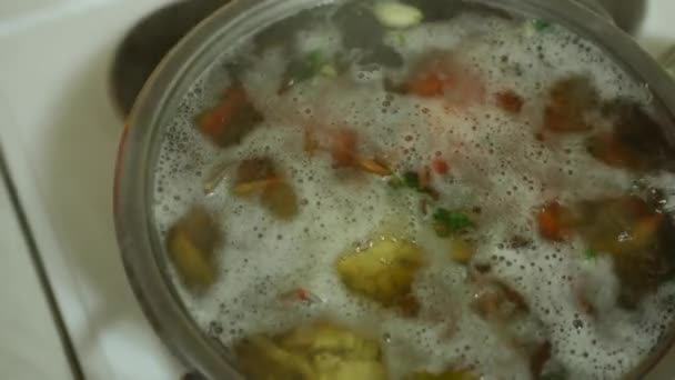Eau bouillante avec mousse dans une casserole où les crabes bleus sont cuits. — Video