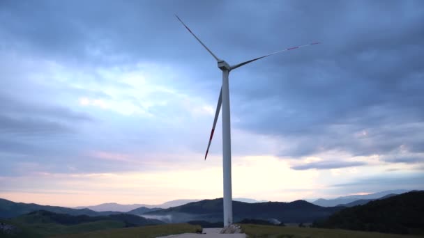 Um close-up das lâminas da enorme turbina eólica lavada contra o céu . — Vídeo de Stock