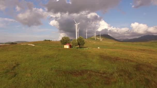 Windturbines in een geel veld met blauwe luchten en witte wolken. — Stockvideo