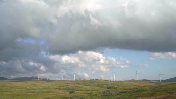 Ufukta, bulutlu mavi gökyüzü ile birlikte birçok büyük rüzgar türbinlerinin panoraması var. Yeşil teknoloji konsepti. Kuzey Karadağ 'da sanayi rüzgar çiftliği. — Stok video