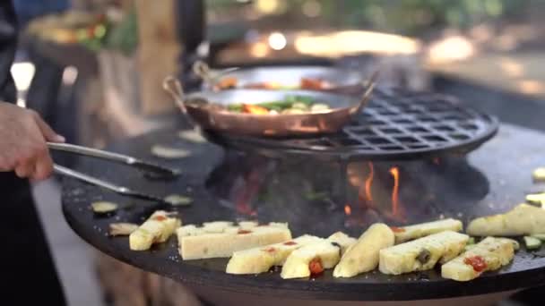 Focaccia grillad skål med öppen eld i centrum. — Stockvideo